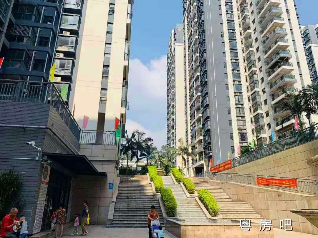 龙胜地铁口879米，12栋1500户大型花园小区统建楼 精装一房69.8万每套 租金2500元 