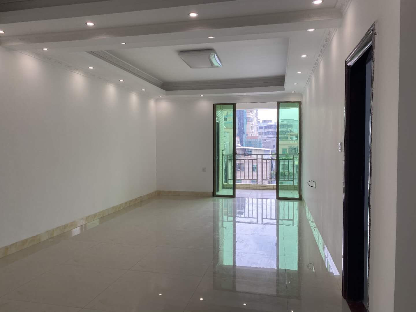 东莞大岭山《盛世华庭》地铁口小产权房 36.8万买大三房 零距离体育公园