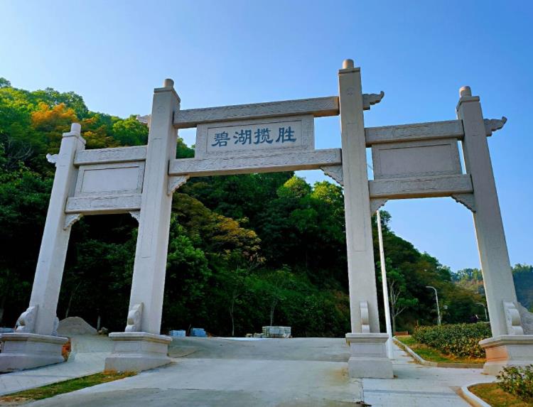 东莞凤岗黄洞《卧龙新城》小产房 70年产权 地铁口物业 车位充足 大三房总价53.8万起