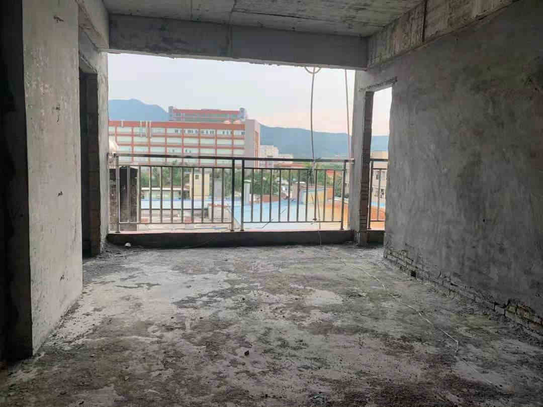 大岭山2栋统建楼《山海居》厅出阳台 厨卫分离 三房两厅39.8万一套