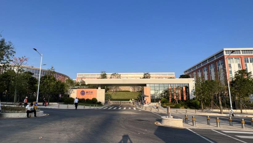 东莞凤岗五联石头岭精装小产权房「澜湖大厦」观澜、平湖0距离 总价35.8万起 首付一半